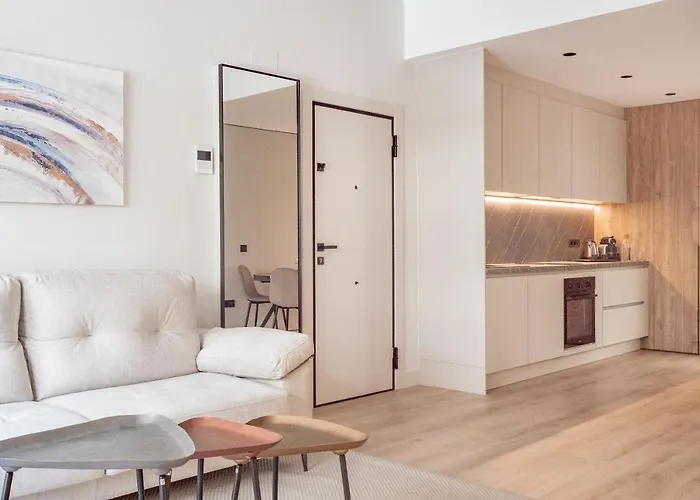 Modern With Swimming Pool- 2Bd 2Bth- Triana