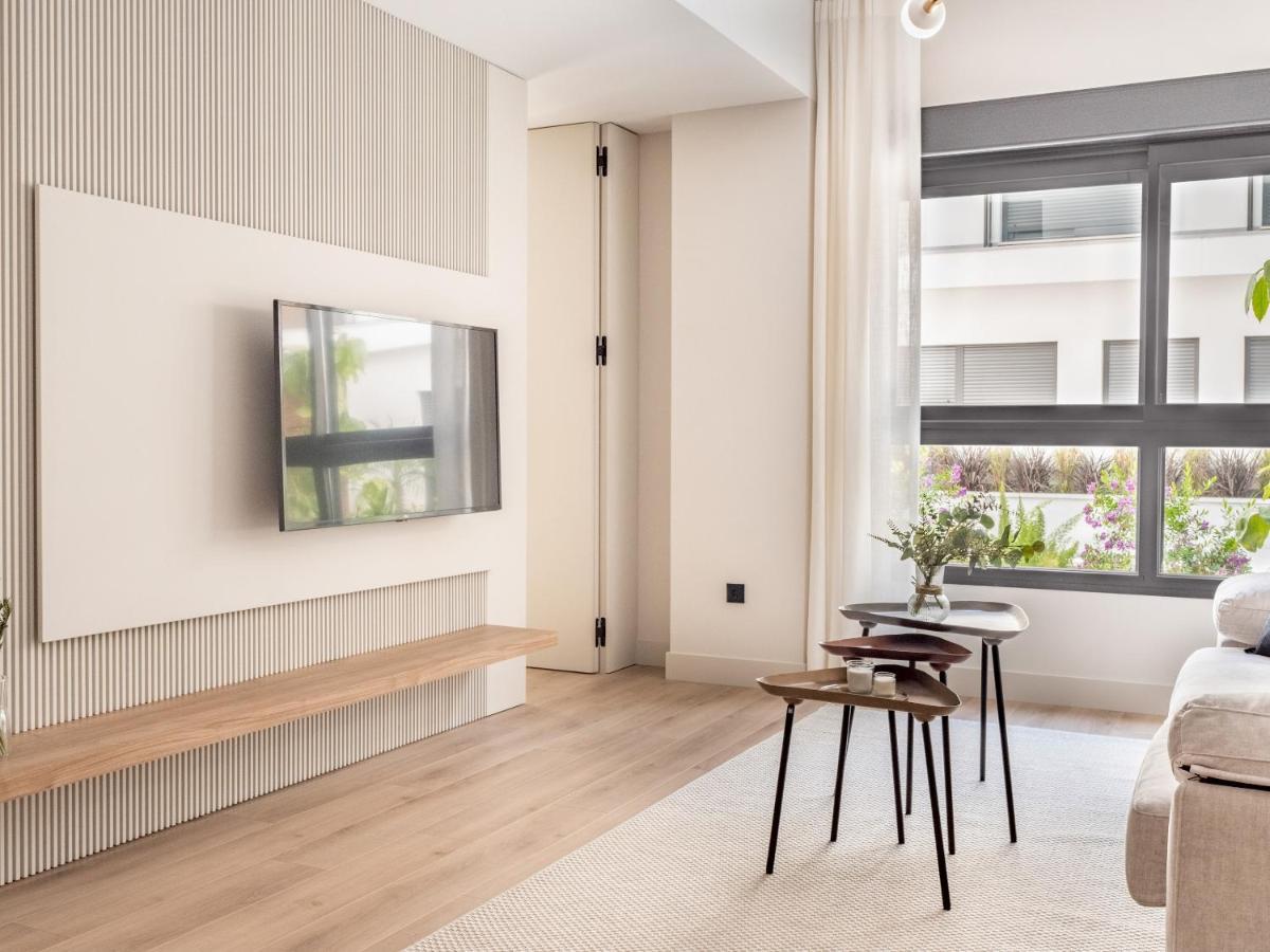 Modern With Swimming Pool- 2bd 2bth- Triana Siviglia
